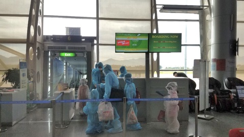 Vietjet bay 4 chuyến đưa hơn 800 khách trở về nhà từ ‘tâm dịch’ Đà Nẵng - Ảnh 3. Vietjet bay 4 chuyến đưa hơn 800 khách trở về nhà từ ‘tâm dịch’ Đà Nẵng - Ảnh 3.