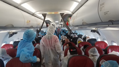 Vietjet bay 4 chuyến đưa hơn 800 khách trở về nhà từ ‘tâm dịch’ Đà Nẵng - Ảnh 4. Vietjet bay 4 chuyến đưa hơn 800 khách trở về nhà từ ‘tâm dịch’ Đà Nẵng - Ảnh 4.