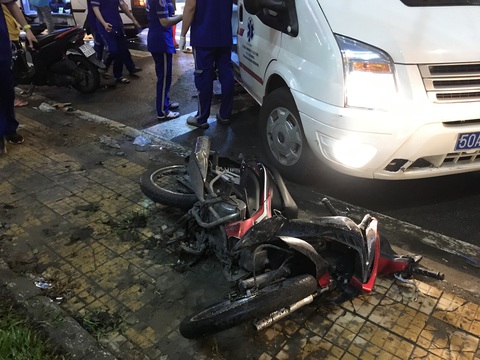Ôtô húc hàng loạt xe máy trên đường Xô Viết Nghệ Tĩnh, nhiều người bị thương - Ảnh 5. Ôtô húc hàng loạt xe máy trên đường Xô Viết Nghệ Tĩnh, nhiều người bị thương - Ảnh 5.