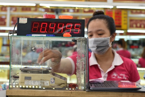 Vàng đang lên xuống lung tung, nên mua vô hay bán ra? - Ảnh 1. Vàng đang lên xuống lung tung, nên mua vô hay bán ra? - Ảnh 1.