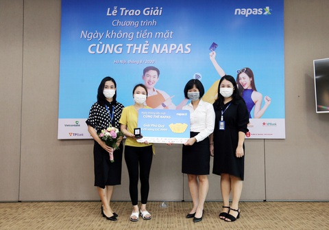 Napas trao giải cho khách hàng trúng thưởng chương trình Ngày không tiền mặt cùng thẻ NAPAS - Ảnh 1. Napas trao giải cho khách hàng trúng thưởng chương trình Ngày không tiền mặt cùng thẻ NAPAS - Ảnh 1.