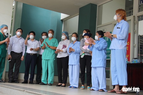 Bé gái 1 tuổi và 9 người khác ở Đà Nẵng được công bố khỏi COVID-19 - Ảnh 3. Bé gái 1 tuổi và 9 người khác ở Đà Nẵng được công bố khỏi COVID-19 - Ảnh 3.