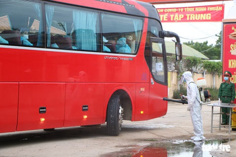 230 người từ Malaysia đã về Ninh Thuận cách ly tập trung - Ảnh 1. 230 người từ Malaysia đã về Ninh Thuận cách ly tập trung - Ảnh 1.