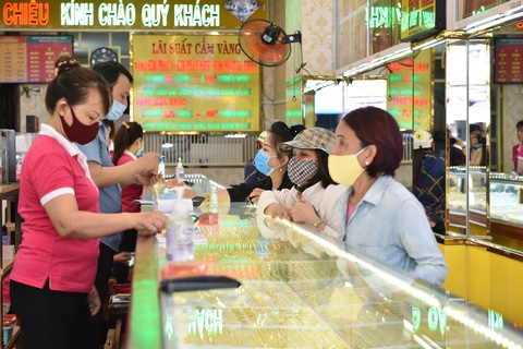 Chiều 17-8, giá vàng lại đảo chiều, đi lên theo giá thế giới - Ảnh 1. Chiều 17-8, giá vàng lại đảo chiều, đi lên theo giá thế giới - Ảnh 1.