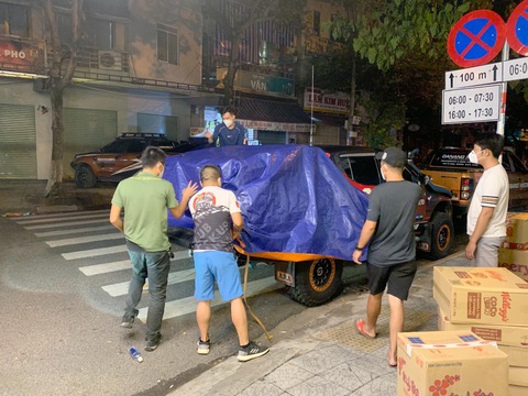 Quảng Trị gọi, Đà Nẵng đáp lời, từng đoàn xe thiện nguyện nối nhau trong đêm - Ảnh 3. Quảng Trị gọi, Đà Nẵng đáp lời, từng đoàn xe thiện nguyện nối nhau trong đêm - Ảnh 3.
