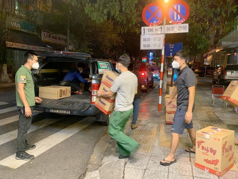 Quảng Trị gọi, Đà Nẵng đáp lời, từng đoàn xe thiện nguyện nối nhau trong đêm - Ảnh 2. Quảng Trị gọi, Đà Nẵng đáp lời, từng đoàn xe thiện nguyện nối nhau trong đêm - Ảnh 2.