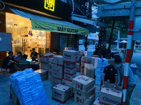 Quảng Trị gọi, Đà Nẵng đáp lời, từng đoàn xe thiện nguyện nối nhau trong đêm - Ảnh 5. Quảng Trị gọi, Đà Nẵng đáp lời, từng đoàn xe thiện nguyện nối nhau trong đêm - Ảnh 5.