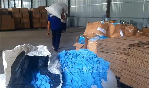 Phát hiện hơn 2 triệu găng tay y tế đã qua sử dụng chuẩn bị xuất bán - Ảnh 1. Phát hiện hơn 2 triệu găng tay y tế đã qua sử dụng chuẩn bị xuất bán - Ảnh 1.