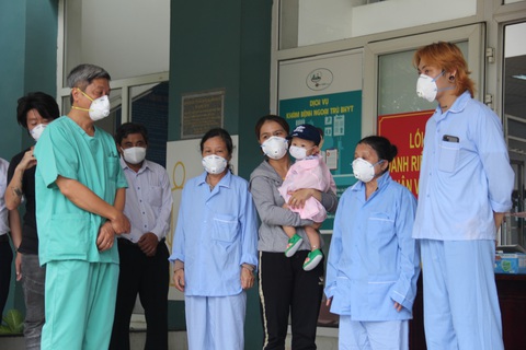 Đà Nẵng tiếp tục cho xuất viện 5 bệnh nhân khỏi COVID-19 - Ảnh 1. Đà Nẵng tiếp tục cho xuất viện 5 bệnh nhân khỏi COVID-19 - Ảnh 1.