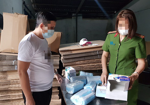 Tạm giữ gần 900.000 khẩu trang ‘ma’ ở quận 4 - Ảnh 1. Tạm giữ gần 900.000 khẩu trang ‘ma’ ở quận 4 - Ảnh 1.