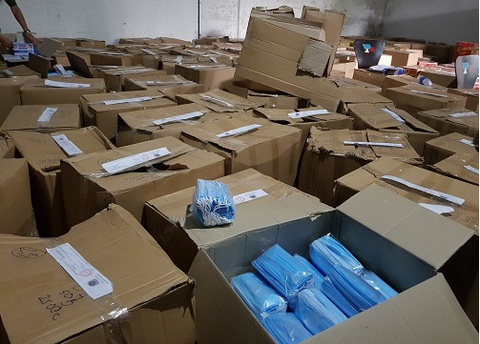 Tạm giữ gần 900.000 khẩu trang ‘ma’ ở quận 4 - Ảnh 2. Tạm giữ gần 900.000 khẩu trang ‘ma’ ở quận 4 - Ảnh 2.