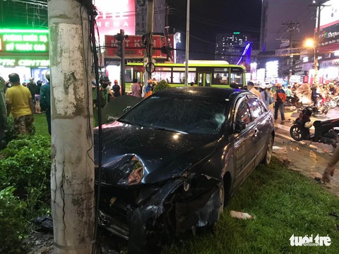 Vụ ôtô húc loạt xe máy: nạn nhân bị giập phổi, chấn thương thận, ngực - Ảnh 2. Vụ ôtô húc loạt xe máy: nạn nhân bị giập phổi, chấn thương thận, ngực - Ảnh 2.