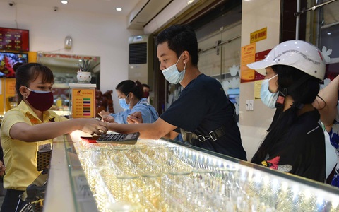 Người mua bán vàng đang bị ép giá - Ảnh 1. Người mua bán vàng đang bị ép giá - Ảnh 1.