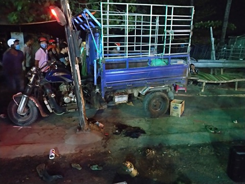 Xe lôi mất lái tông chết bé gái 4 tuổi đang ngồi cùng cha mẹ - Ảnh 1. Xe lôi mất lái tông chết bé gái 4 tuổi đang ngồi cùng cha mẹ - Ảnh 1.