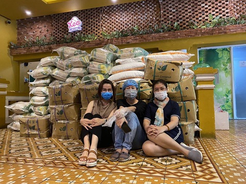 Ở lại tâm dịch, đốt lửa yêu thương - Ảnh 1. Ở lại tâm dịch, đốt lửa yêu thương - Ảnh 1.