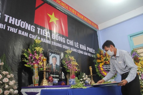 Vĩnh biệt Nguyên Tổng Bí Thư Lê Khả Phiêu: Tay nắm chặt tay, mong Anh yên nghỉ - Ảnh 2. Vĩnh biệt Nguyên Tổng Bí Thư Lê Khả Phiêu: Tay nắm chặt tay, mong Anh yên nghỉ - Ảnh 2.