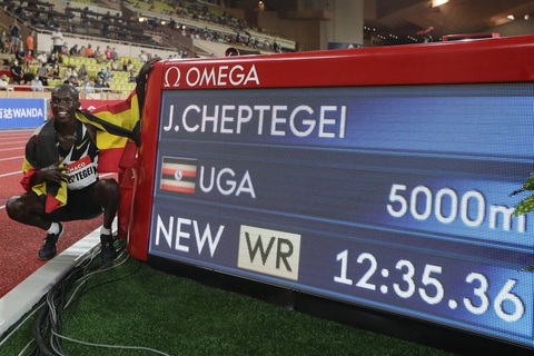 Joshua Cheptegei phá kỉ lục thế giới tồn tại 16 năm ở cự ly 5.000m - Ảnh 1. Joshua Cheptegei phá kỉ lục thế giới tồn tại 16 năm ở cự ly 5.000m - Ảnh 1.