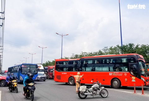 Container chạy vào làn đường xe máy trên xa lộ Hà Nội, tông chết người - Ảnh 2. Container chạy vào làn đường xe máy trên xa lộ Hà Nội, tông chết người - Ảnh 2.