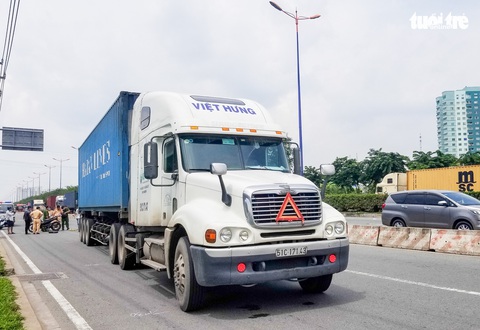 Container chạy vào làn đường xe máy trên xa lộ Hà Nội, tông chết người - Ảnh 1. Container chạy vào làn đường xe máy trên xa lộ Hà Nội, tông chết người - Ảnh 1.