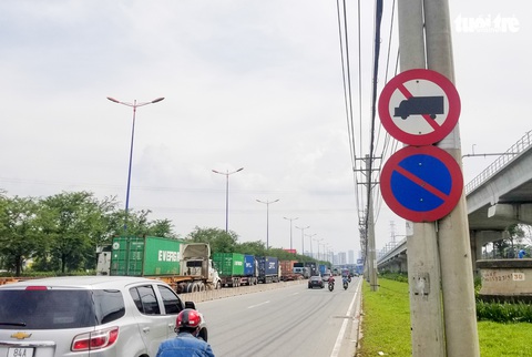 Container chạy vào làn đường xe máy trên xa lộ Hà Nội, tông chết người - Ảnh 3. Container chạy vào làn đường xe máy trên xa lộ Hà Nội, tông chết người - Ảnh 3.