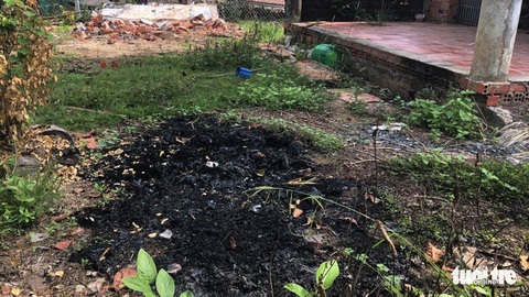 Bắt giam nghi phạm đào mộ người chết lên đốt vì không trả tiền lãi vay - Ảnh 2. Bắt giam nghi phạm đào mộ người chết lên đốt vì không trả tiền lãi vay - Ảnh 2.
