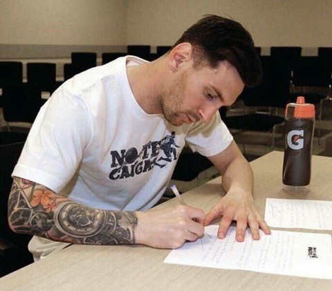 Dân mạng chế cảnh Messi viết thư chia tay mối tình đầu sau trận Barca thảm bại 2-8 - Ảnh 1. Dân mạng chế cảnh Messi viết thư chia tay mối tình đầu sau trận Barca thảm bại 2-8 - Ảnh 1.