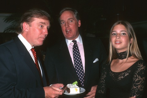 Ông Trump đeo khẩu trang vào viện thăm em trai bị bệnh nặng - Ảnh 1. Ông Trump đeo khẩu trang vào viện thăm em trai bị bệnh nặng - Ảnh 1.