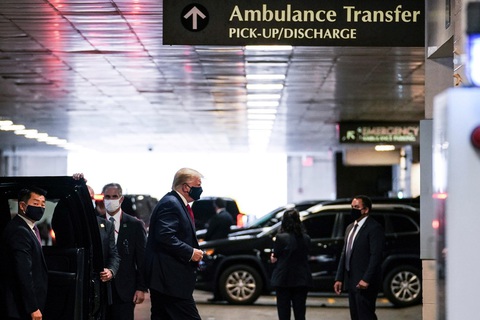 Ông Trump đeo khẩu trang vào viện thăm em trai bị bệnh nặng - Ảnh 2. Ông Trump đeo khẩu trang vào viện thăm em trai bị bệnh nặng - Ảnh 2.