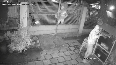 Đuổi theo kẻ trộm, 20 phút sau nhà khổ chủ bị ném gạch - Ảnh 2. Đuổi theo kẻ trộm, 20 phút sau nhà khổ chủ bị ném gạch - Ảnh 2.