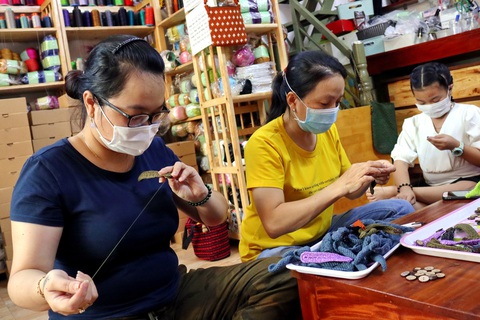 Đan tai giả tặng tuyến đầu chống dịch giúp đeo khẩu trang nhiều giờ không đau - Ảnh 1. Đan tai giả tặng tuyến đầu chống dịch giúp đeo khẩu trang nhiều giờ không đau - Ảnh 1.