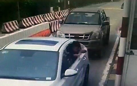 Vượt ẩu bị barie chắn lại, tài xế chửi và tát nữ nhân viên trạm thu phí - Ảnh 3. Vượt ẩu bị barie chắn lại, tài xế chửi và tát nữ nhân viên trạm thu phí - Ảnh 3.