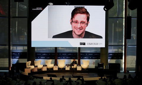 Ông Trump cân nhắc ân xá người thổi còi Edward Snowden - Ảnh 1. Ông Trump cân nhắc ân xá người thổi còi Edward Snowden - Ảnh 1.