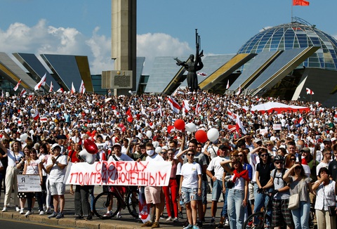 Hàng chục ngàn người tuần hành vì tự do ở Belarus - Ảnh 1. Hàng chục ngàn người tuần hành vì tự do ở Belarus - Ảnh 1.
