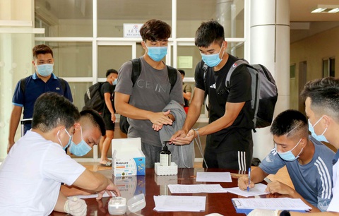 U22 Việt Nam chính thức tập trung, nín thở chờ kết quả xét nghiệm COVID-19 - Ảnh 1. U22 Việt Nam chính thức tập trung, nín thở chờ kết quả xét nghiệm COVID-19 - Ảnh 1.