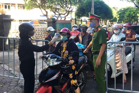 Triển khai chống dịch hời hợt, trưởng trạm y tế phường bị tạm đình chỉ công tác - Ảnh 1. Triển khai chống dịch hời hợt, trưởng trạm y tế phường bị tạm đình chỉ công tác - Ảnh 1.