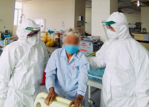 Bác sĩ Chợ Rẫy ở tâm dịch: Có đồng nghiệp chăm sóc ba rồi, tôi yên tâm ở lại cứu người - Ảnh 3. Bác sĩ Chợ Rẫy ở tâm dịch: Có đồng nghiệp chăm sóc ba rồi, tôi yên tâm ở lại cứu người - Ảnh 3.