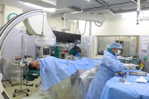Bác sĩ Chợ Rẫy ở tâm dịch: Có đồng nghiệp chăm sóc ba rồi, tôi yên tâm ở lại cứu người - Ảnh 1. Bác sĩ Chợ Rẫy ở tâm dịch: Có đồng nghiệp chăm sóc ba rồi, tôi yên tâm ở lại cứu người - Ảnh 1.