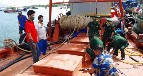 Bắt tàu chở 150.000 lít dầu không có giấy tờ - Ảnh 1. Bắt tàu chở 150.000 lít dầu không có giấy tờ - Ảnh 1.