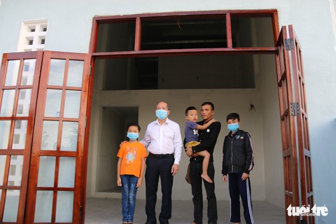 Bí thư và chủ tịch tỉnh trao chìa khóa nhà mới tận tay cho dân nghèo giải tỏa - Ảnh 2. Bí thư và chủ tịch tỉnh trao chìa khóa nhà mới tận tay cho dân nghèo giải tỏa - Ảnh 2.