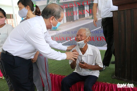 Bí thư và chủ tịch tỉnh trao chìa khóa nhà mới tận tay cho dân nghèo giải tỏa - Ảnh 1. Bí thư và chủ tịch tỉnh trao chìa khóa nhà mới tận tay cho dân nghèo giải tỏa - Ảnh 1.