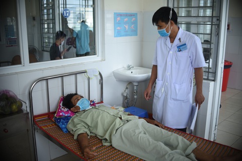Cứu kịp thời bệnh nhân bị tôn cắt vào vùng cổ, đứt gần hết khí quản - Ảnh 1. Cứu kịp thời bệnh nhân bị tôn cắt vào vùng cổ, đứt gần hết khí quản - Ảnh 1.