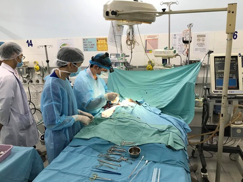 Lập phòng mổ di động, chạy ECMO cứu bé 3 tuổi bị viêm cơ tim tối cấp - Ảnh 1. Lập phòng mổ di động, chạy ECMO cứu bé 3 tuổi bị viêm cơ tim tối cấp - Ảnh 1.