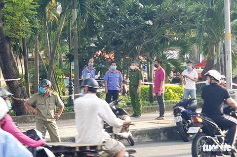 Giữa ban ngày phát hiện người đàn ông nghi bị đâm gục chết ở công viên - Ảnh 1. Giữa ban ngày phát hiện người đàn ông nghi bị đâm gục chết ở công viên - Ảnh 1.