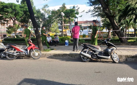 Giữa ban ngày phát hiện người đàn ông nghi bị đâm gục chết ở công viên - Ảnh 2. Giữa ban ngày phát hiện người đàn ông nghi bị đâm gục chết ở công viên - Ảnh 2.