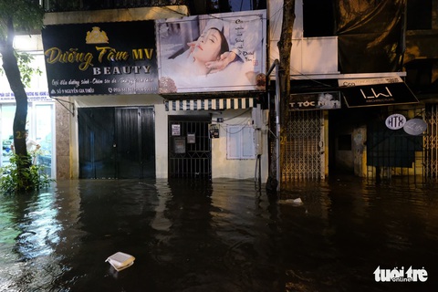 Hà Nội: Mưa lớn giờ tan tầm, xe cộ chôn chân hàng giờ trên phố - Ảnh 5. Hà Nội: Mưa lớn giờ tan tầm, xe cộ chôn chân hàng giờ trên phố - Ảnh 5.