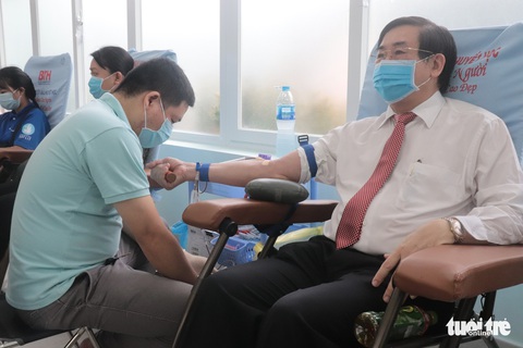 Người thầy 80 lần hiến máu cứu người, lần đầu cho ca mổ Việt - Đức - Ảnh 2. Người thầy 80 lần hiến máu cứu người, lần đầu cho ca mổ Việt - Đức - Ảnh 2.