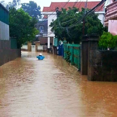 Nhiều nơi tại Quảng Ninh ngập cả mét vì mưa lớn - Ảnh 5. Nhiều nơi tại Quảng Ninh ngập cả mét vì mưa lớn - Ảnh 5.