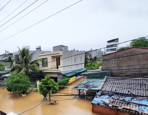 Nhiều nơi tại Quảng Ninh ngập cả mét vì mưa lớn - Ảnh 1. Nhiều nơi tại Quảng Ninh ngập cả mét vì mưa lớn - Ảnh 1.