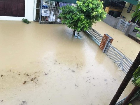 Nhiều nơi tại Quảng Ninh ngập cả mét vì mưa lớn - Ảnh 2. Nhiều nơi tại Quảng Ninh ngập cả mét vì mưa lớn - Ảnh 2.