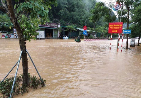 Nhiều nơi tại Quảng Ninh ngập cả mét vì mưa lớn - Ảnh 4. Nhiều nơi tại Quảng Ninh ngập cả mét vì mưa lớn - Ảnh 4.